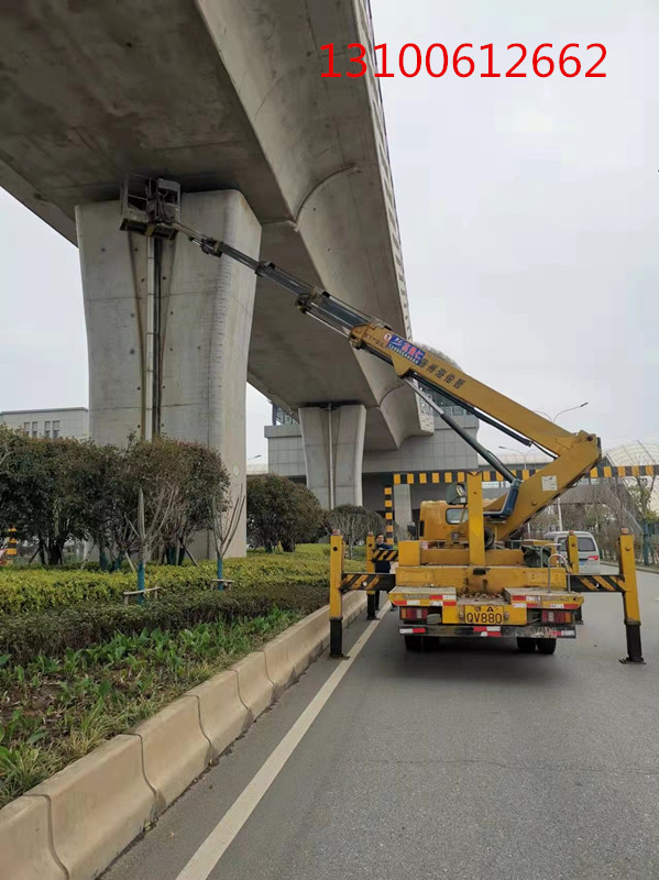 24米登高车维修高架桥落水管施工现场，用车安全